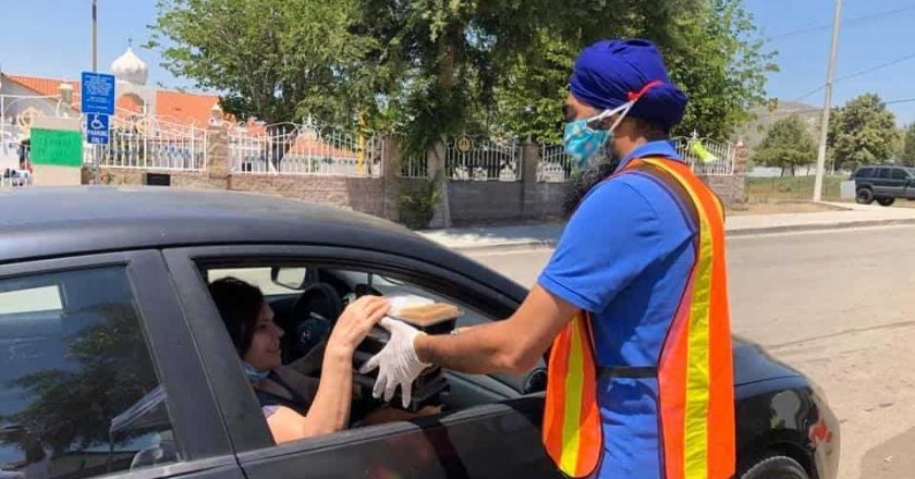 [America] Sikhs in Detroit delivers food to hospitals, police stations, fir stations