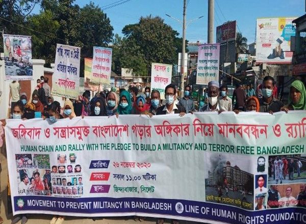 Bangladeshis form human chain to protest against terrorism by Pakistan on 26/11 anniversary
