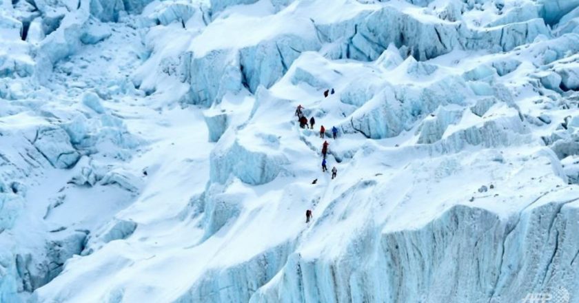 2 foreign climbers die on Everest