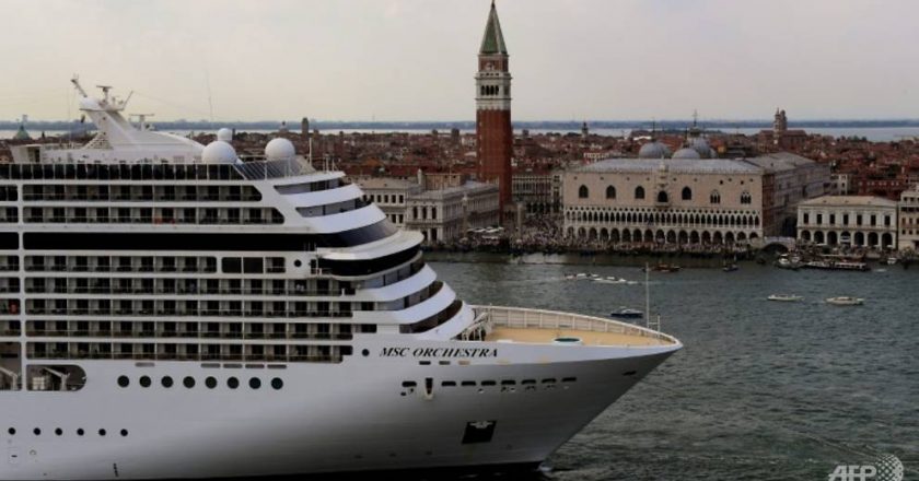 Italy bans large cruise ships from Venice centre
