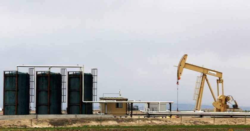 Oil falls as storm-hit US supply trickles back into market