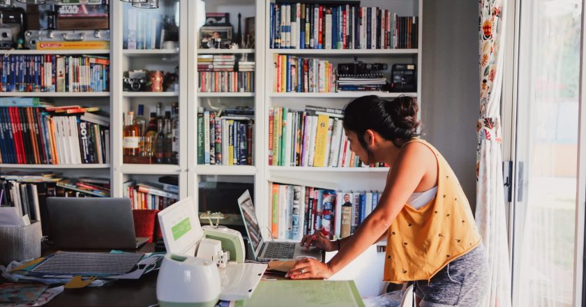 How to start a successful side hustle while keeping your full-time job, according to those making 6 figures