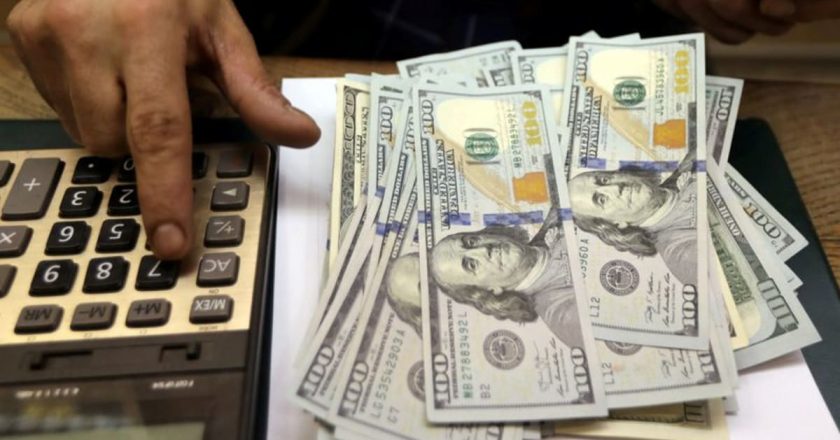 Pakistani rupees continues to fall against US Dollar