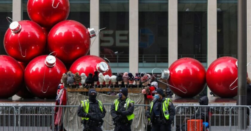 Omicron dominant in US as COVID-19 surge dashes New York’s Christmas cheer