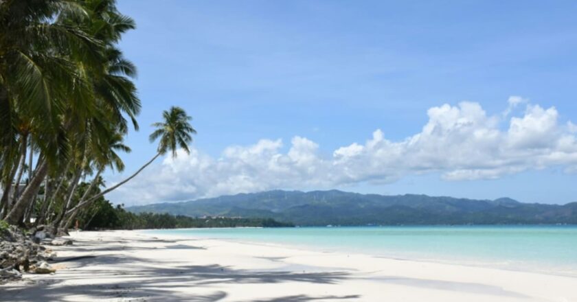 Philippines to reopen to vaccinated foreign tourists