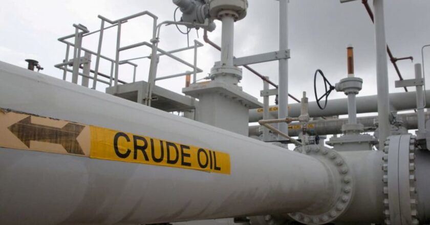 Oil prices climb 1% on fears of tighter supply