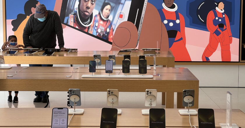 Global smartphone shipment grew for the first time since 2017, new report says