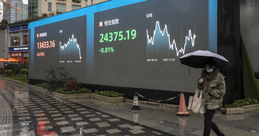 Global investors snap up Chinese stocks despite market declines
