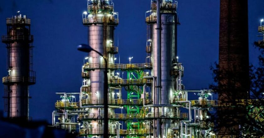 Oil extends losses; Russia to fulfil supply contracts