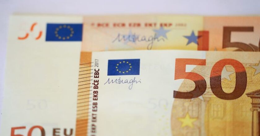 Euro tests support as Ukraine crisis threatens economic growth