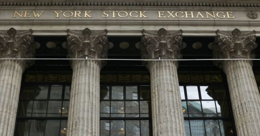 Wall Street ends sharply higher, Powell assuages rate worries