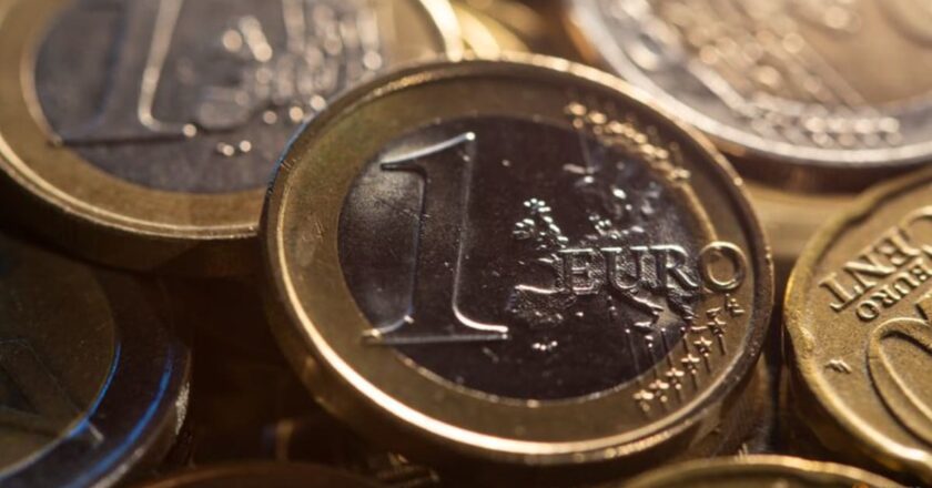 Euro inches up after Macron’s victory, gains against bruised sterling