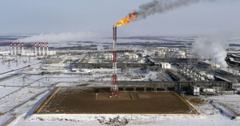 Oil settles up 1% on tight supply, US crude at 13-week high