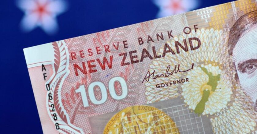 Major currencies hold steady ahead of Fed minutes, RBNZ