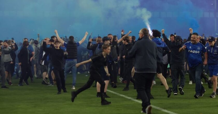 English leagues announce tougher sanctions on smoke bombs, invasions