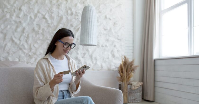 What credit score do you need to qualify for the American Express Gold Card?