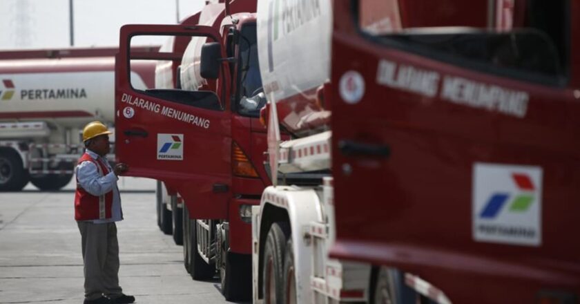 Indonesia’s 2022 oil lifting miss target, hopes stalled projects to resume