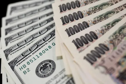 US dollar weakens on weak economic statistics, as the yen gains ground