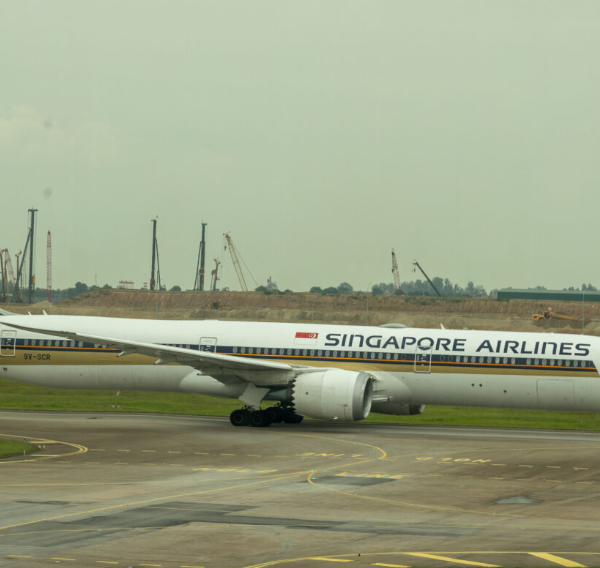 Airplane Art – Singapore Airlines Boeing 787-10 taxiing at Changi Airport